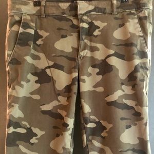 Banana Republic Sloan green camo pant / EUC